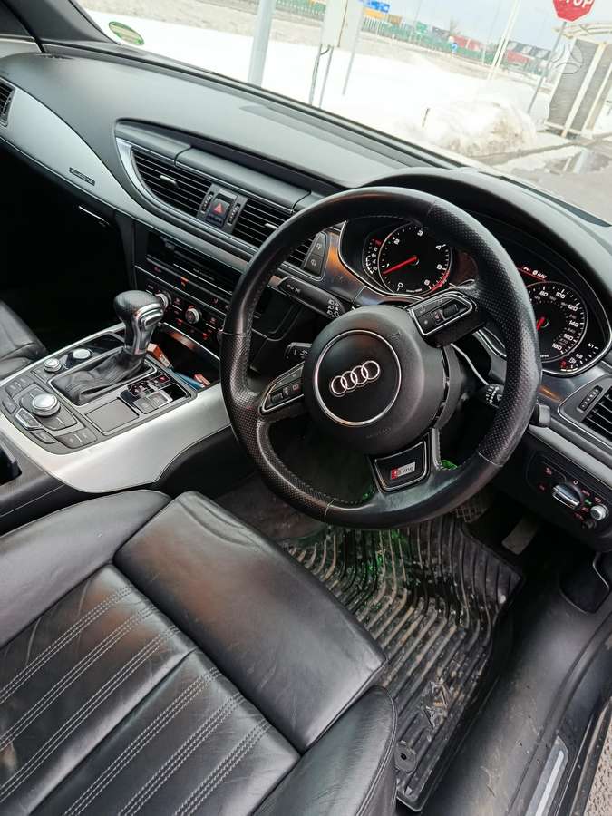 Audi A7, Седан