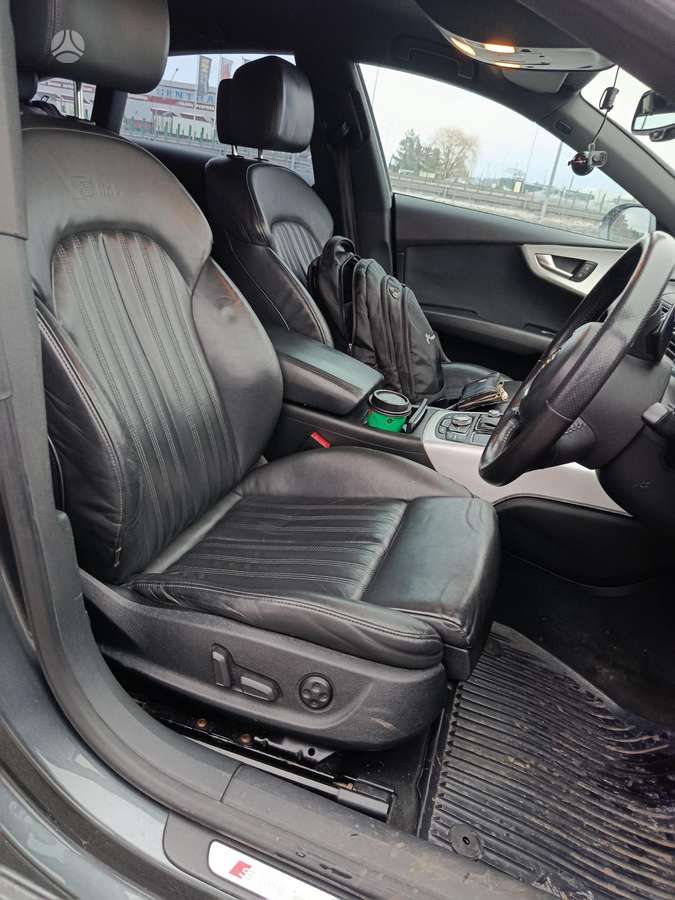 Audi A7, Седан