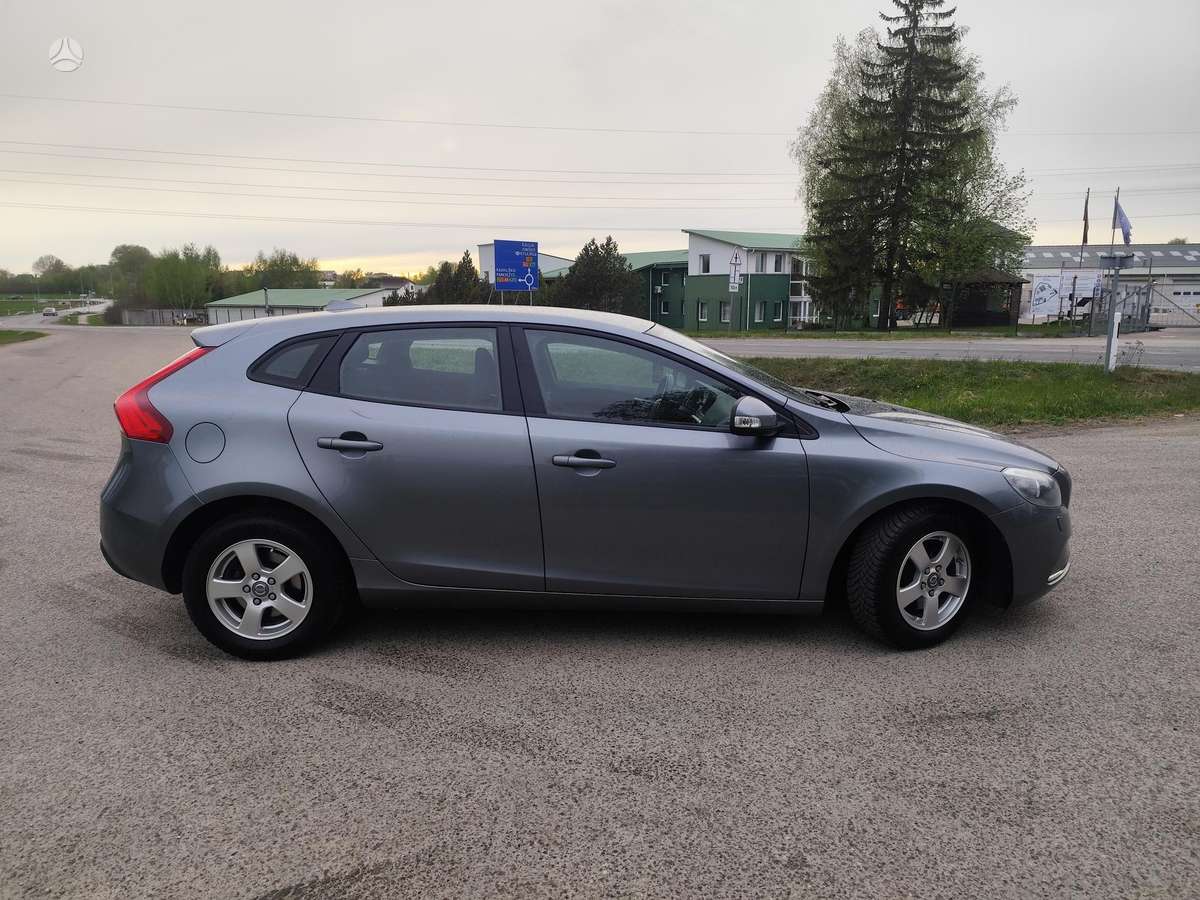Volvo V40, 1.6 l., hatchback