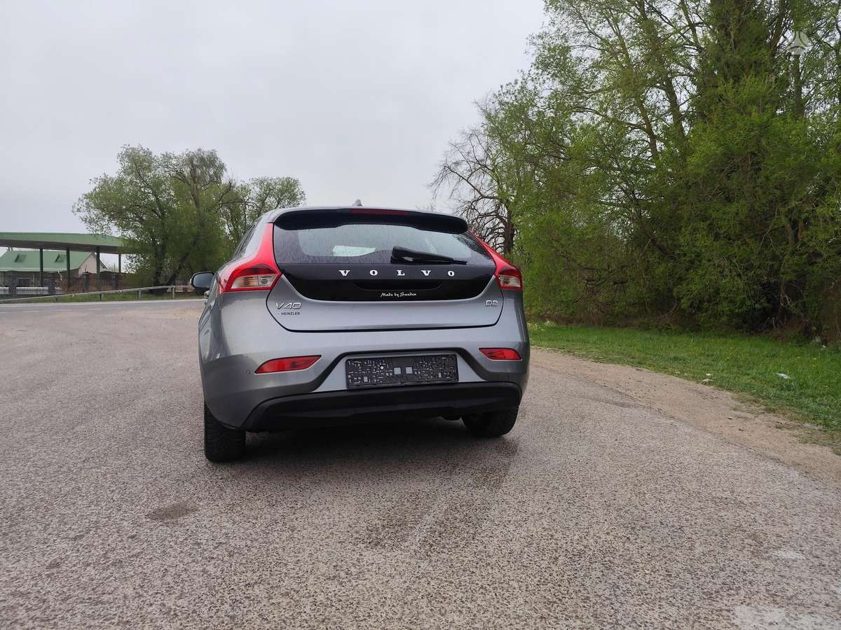 Volvo V40, 1.6 l., hatchback