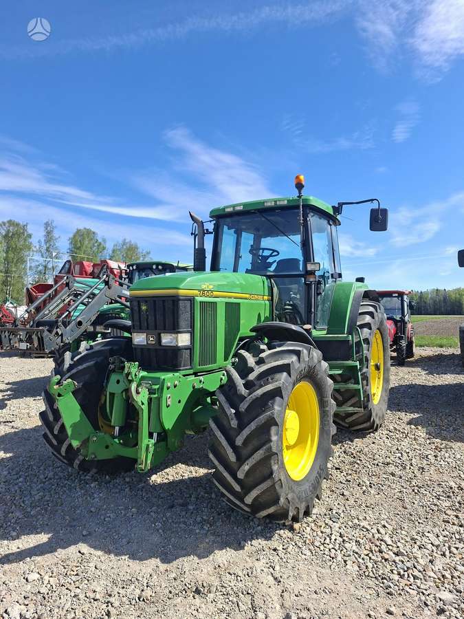 John Deere 7600, traktoriai