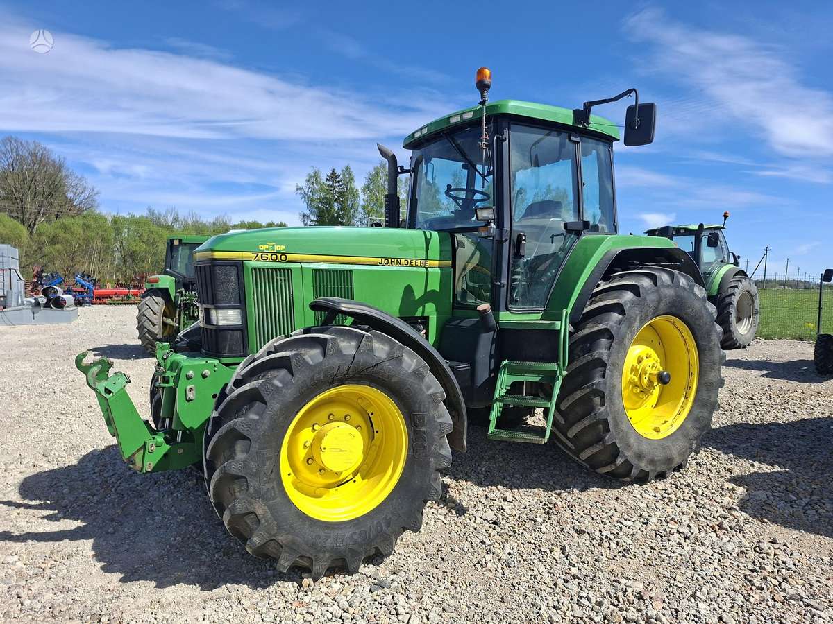 John Deere 7600, tractors