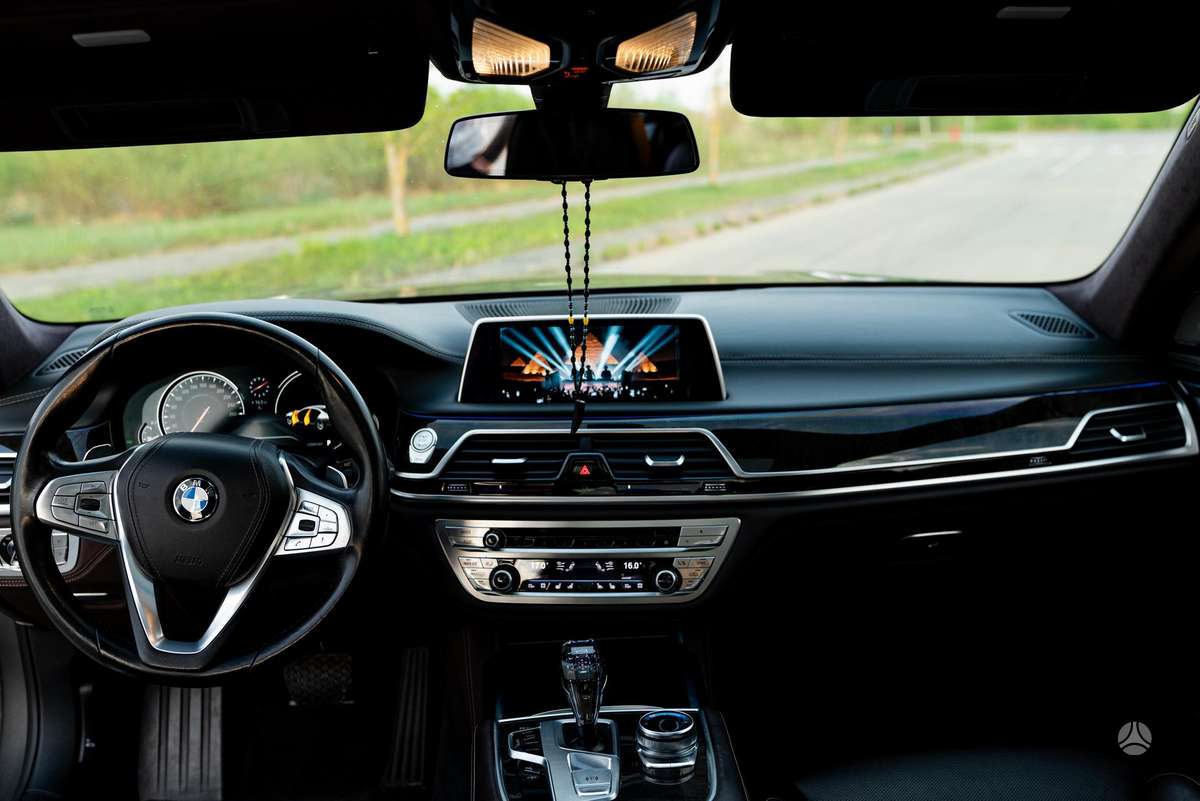 BMW 750, 4.4 l., Лимузин