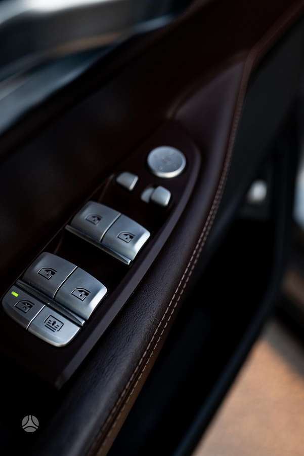 BMW 750, 4.4 l., Лимузин