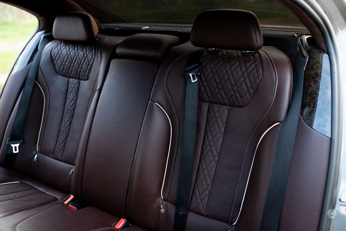 BMW 750, 4.4 l., Лимузин