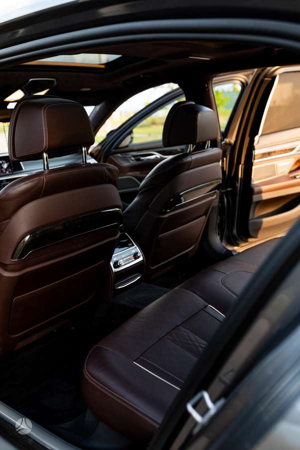 BMW 750, 4.4 l., Лимузин