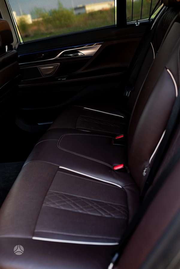 BMW 750, 4.4 l., Лимузин