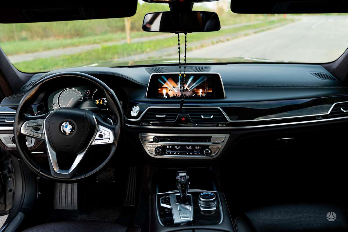 BMW 750, 4.4 l., Лимузин