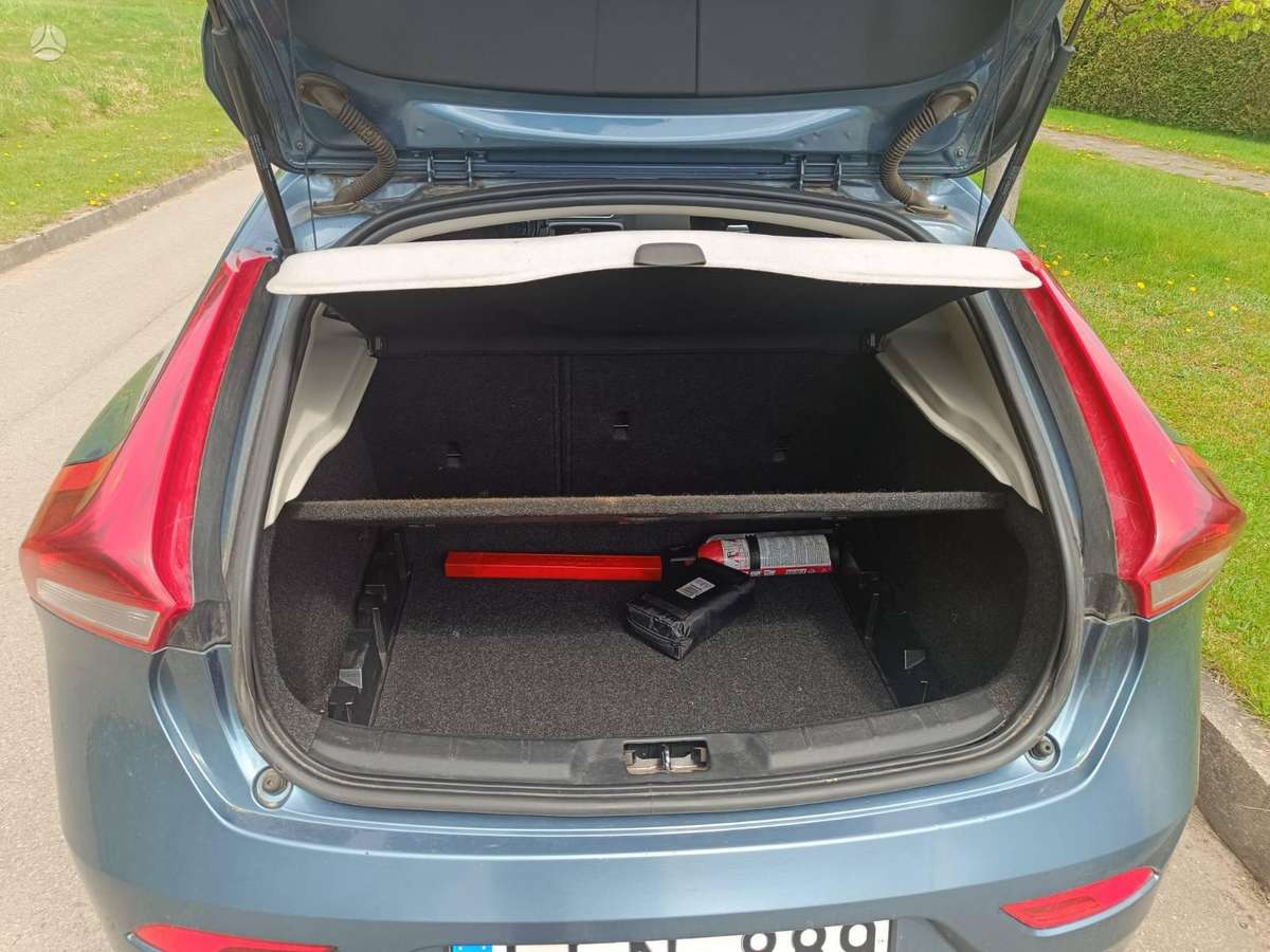 Volvo V40, 1.6 l., hatchback