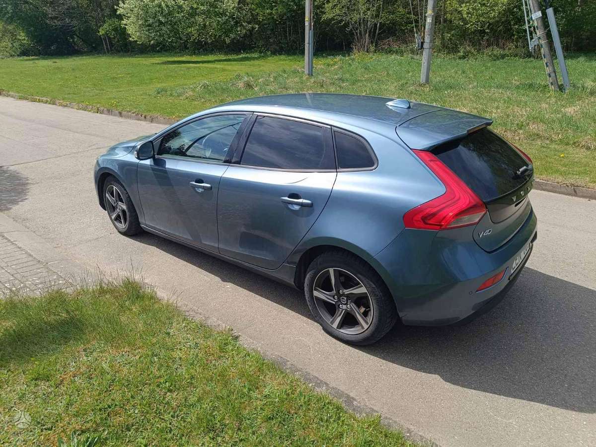 Volvo V40, 1.6 l., hatchback
