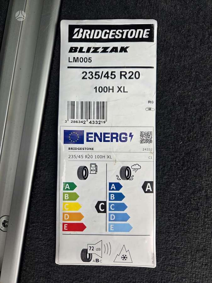 Bridgestone Blizzak LM005, winter 235/45 R20