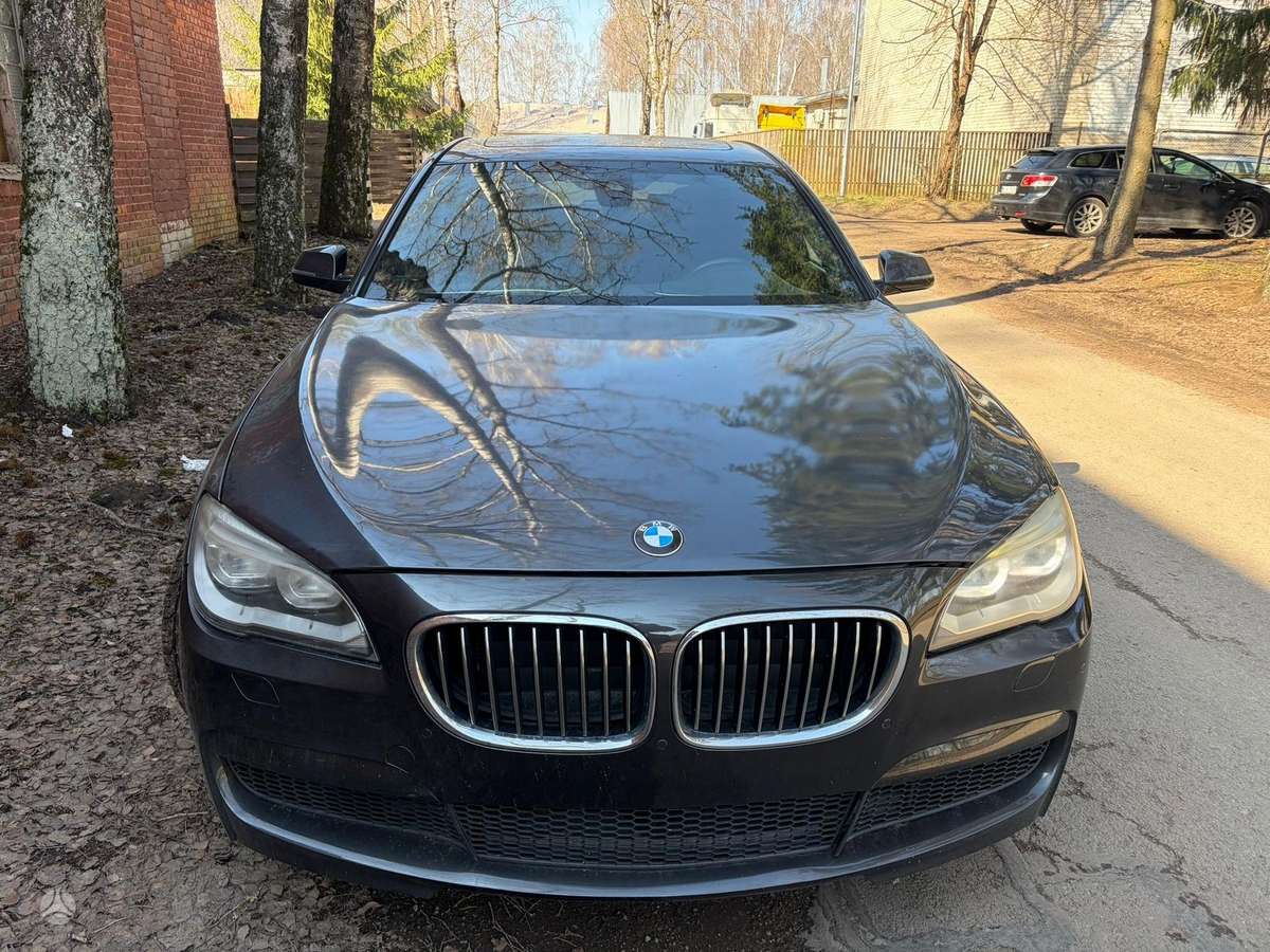 BMW 740, Седан