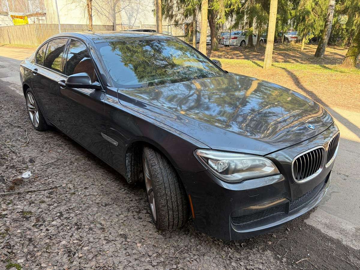 BMW 740, saloon / sedan