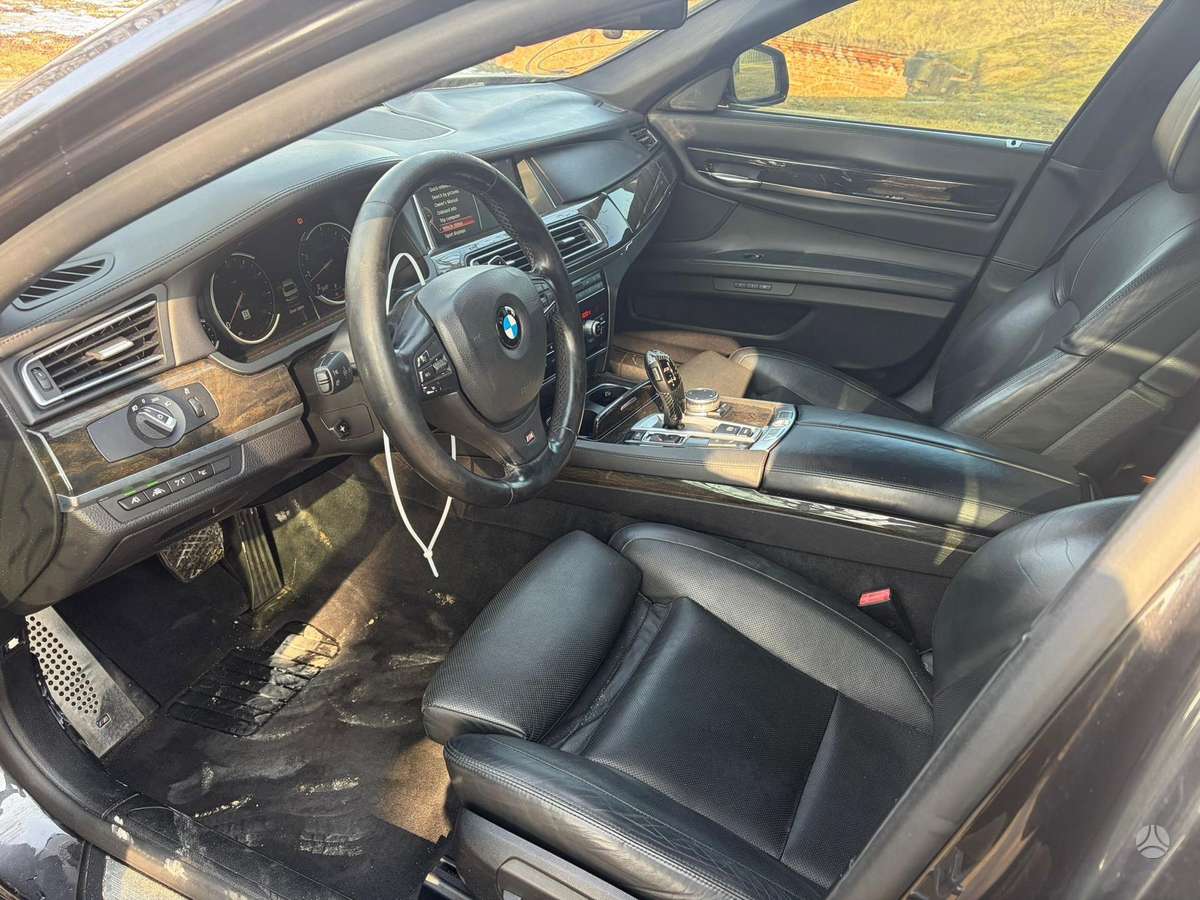 BMW 740, Седан