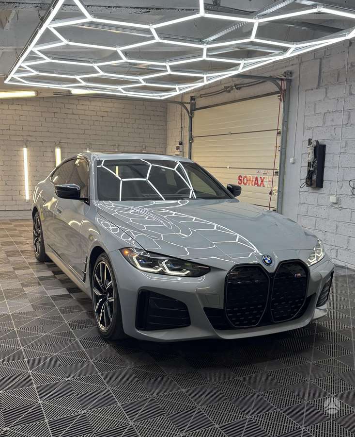 BMW i4, Седан