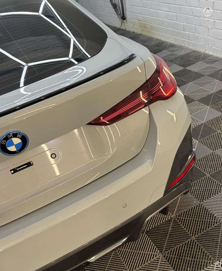BMW i4, Седан