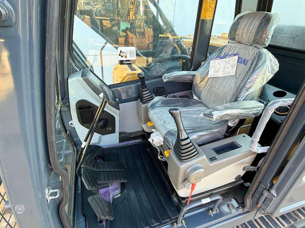 Hyundai R210, excavator