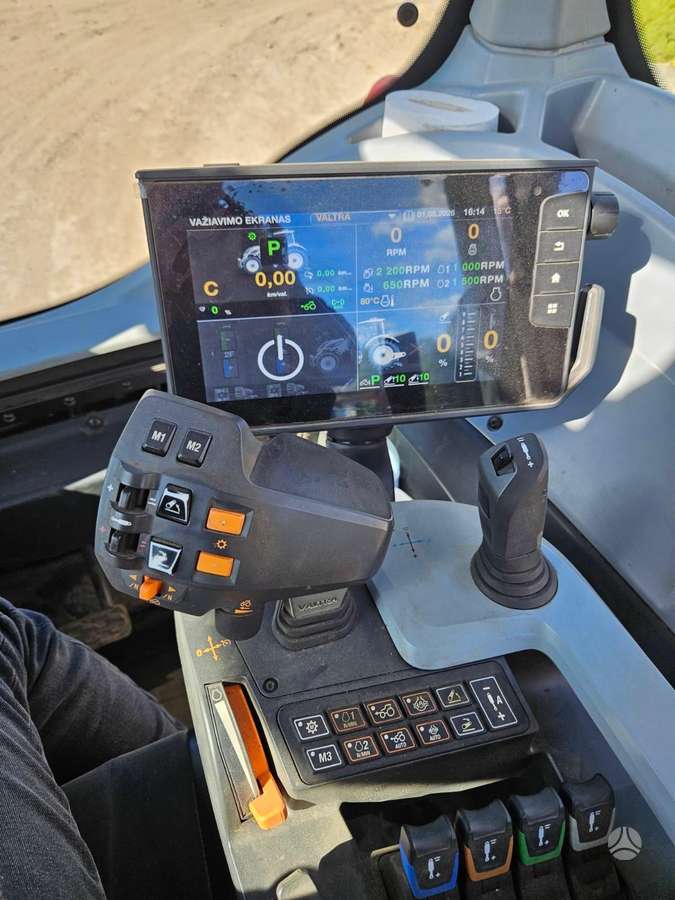 Valtra T235, traktoriai