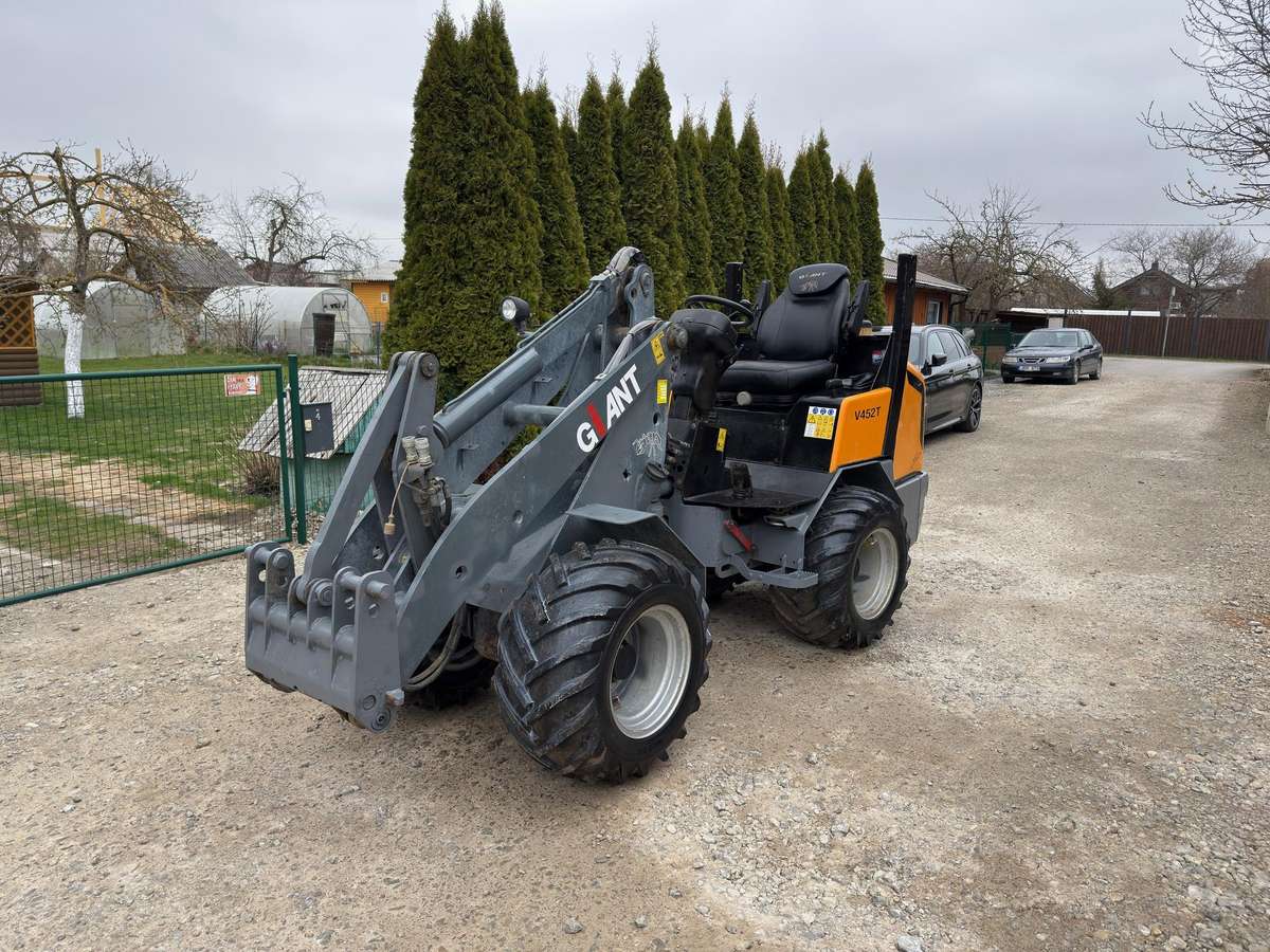GIANT V452T, self-propelled loaders