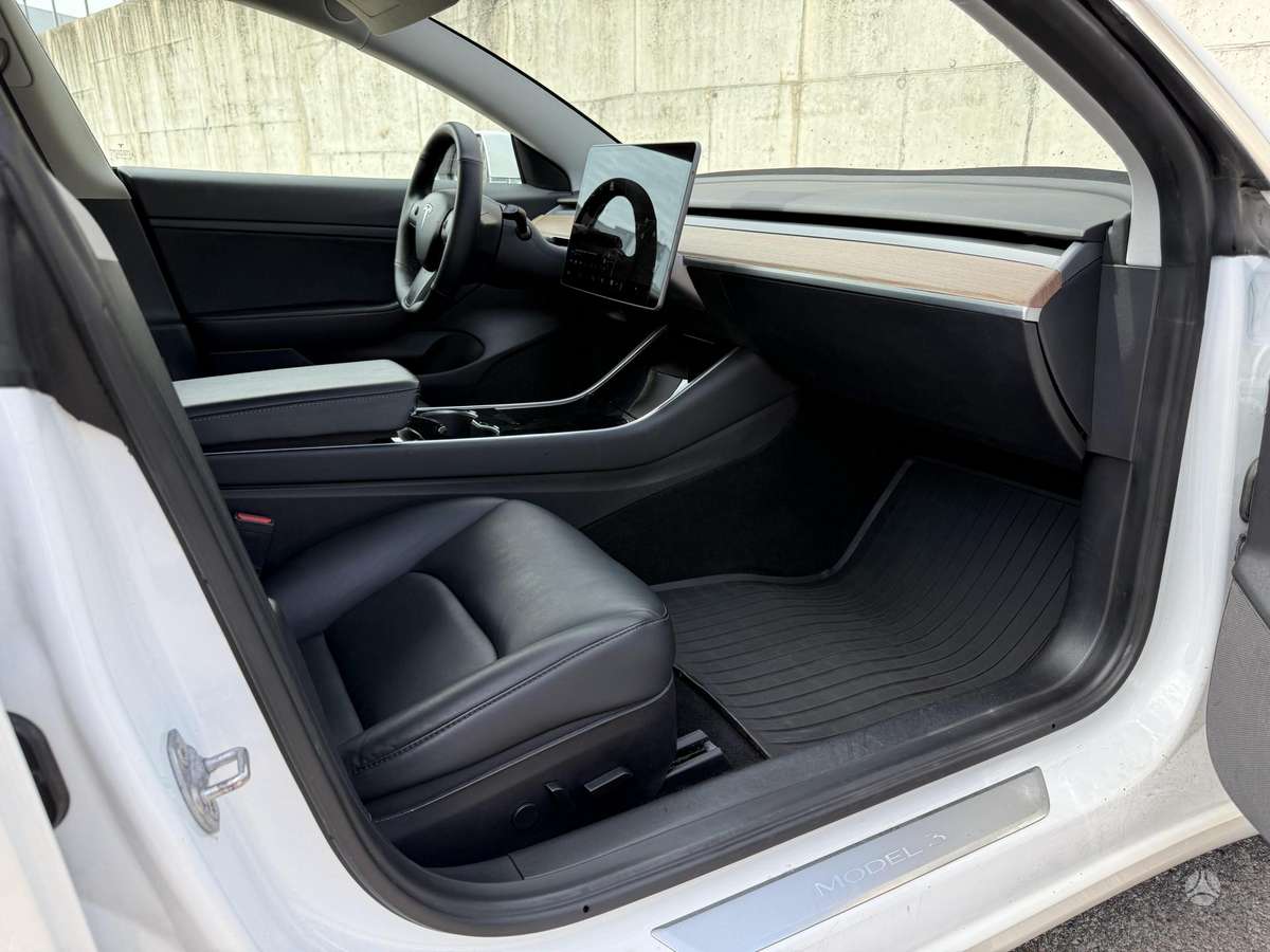 Tesla Model 3, hatchback