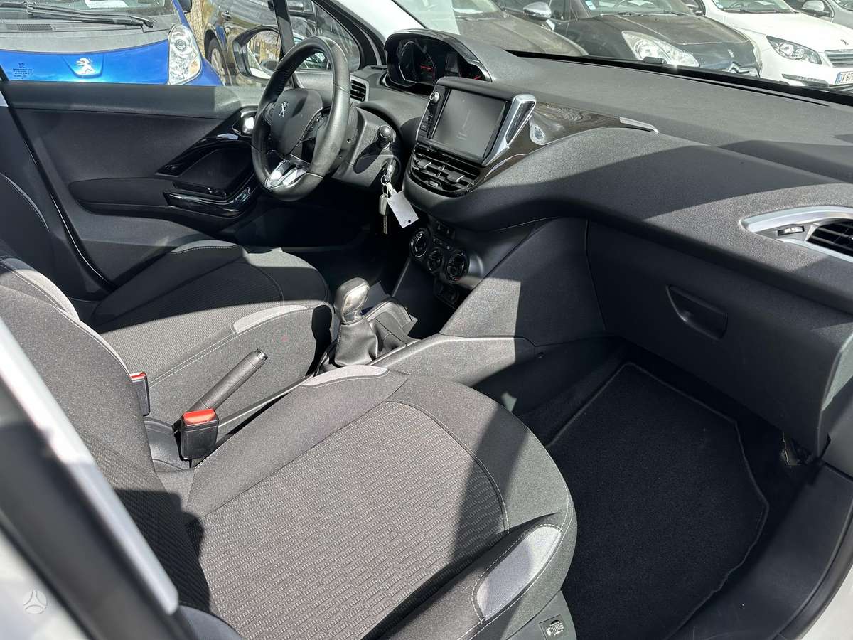 Peugeot 208, 1.2 l., hatchback