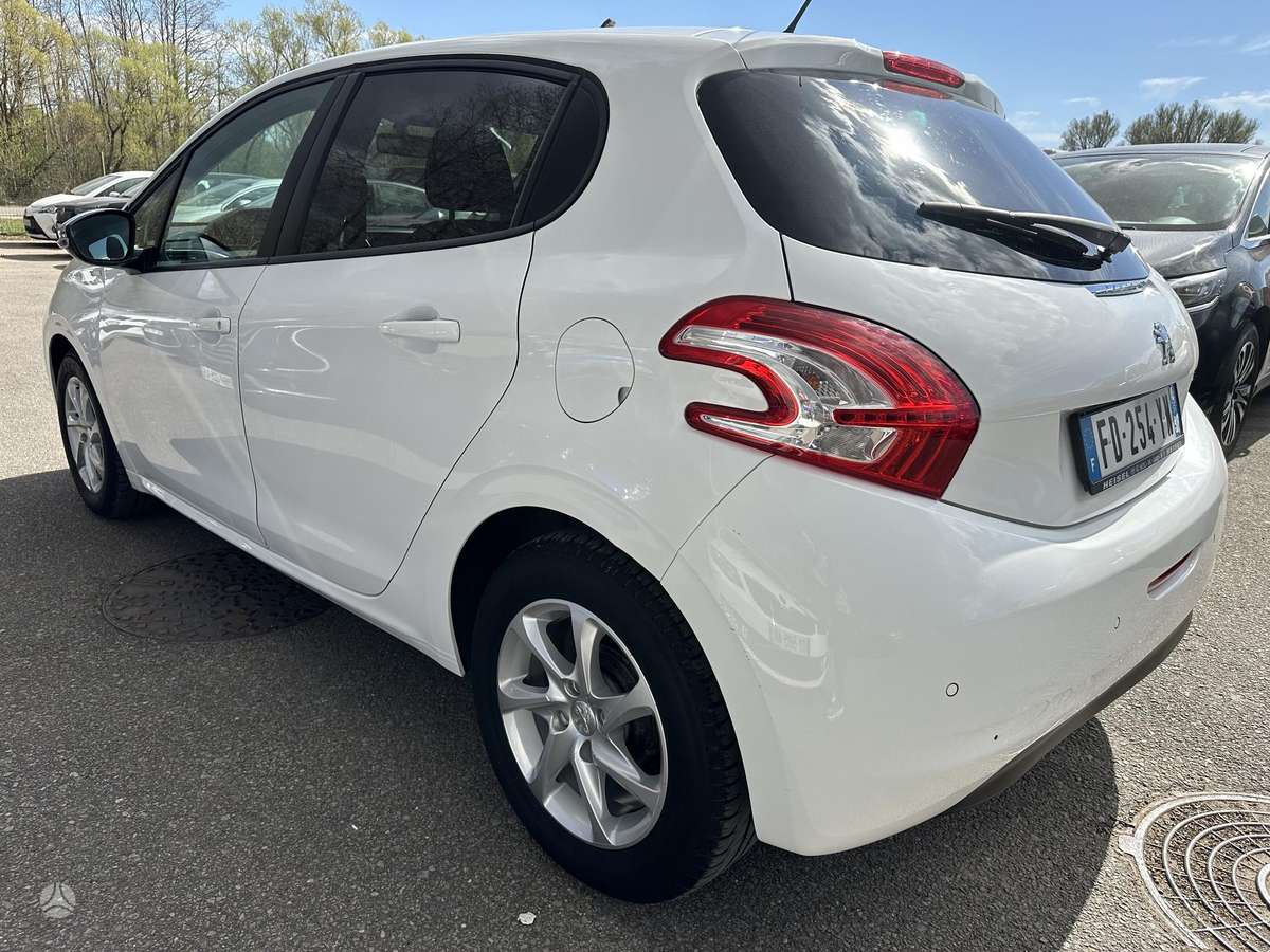 Peugeot 208, 1.2 l., hatchback