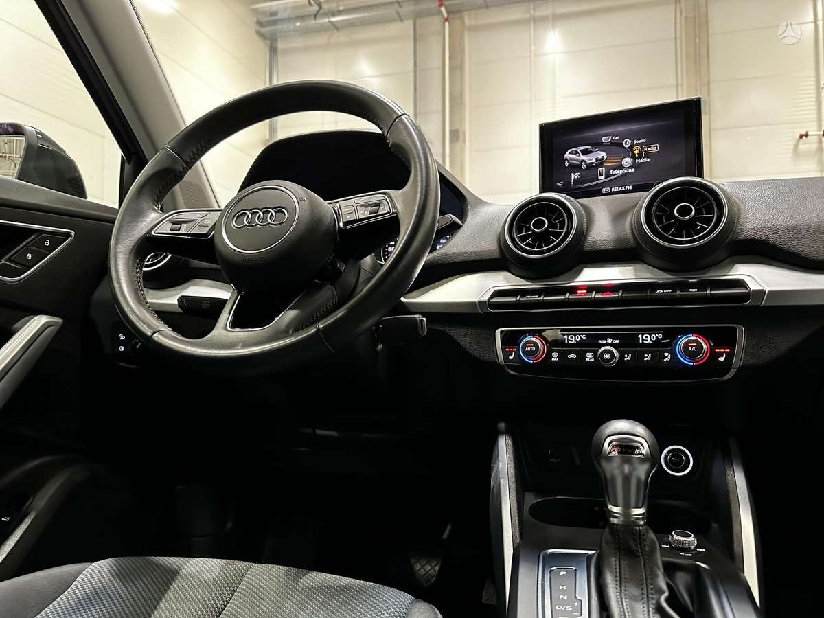 Audi Q2, 1.0 l., off-road / crossover