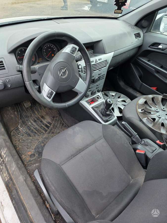 Opel Astra dalimis