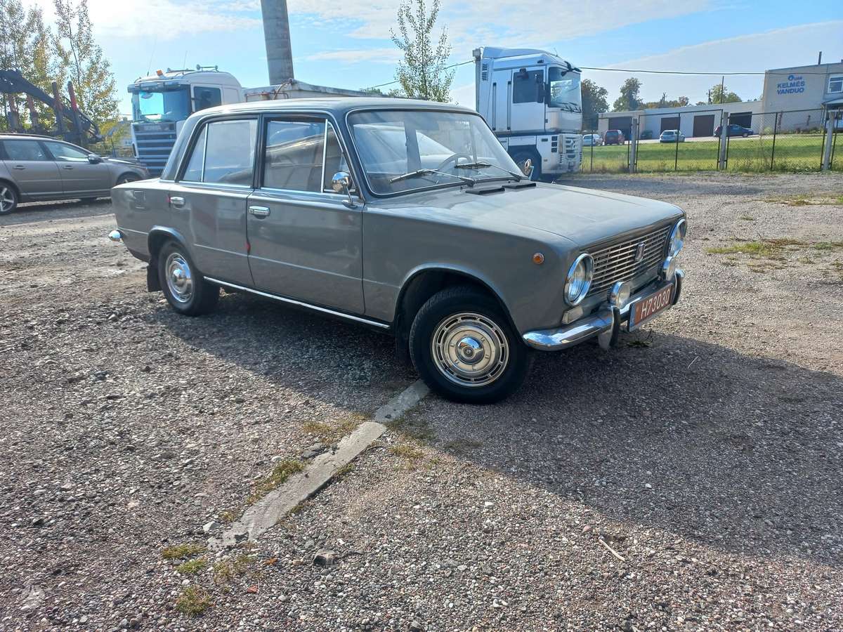 Lada 21011, 1.3 l., Седан
