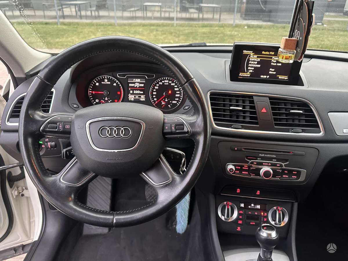 Audi Q3, 2.0 l., off-road / crossover