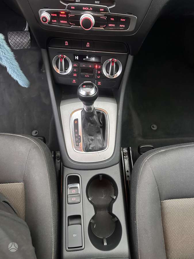 Audi Q3, 2.0 l., off-road / crossover