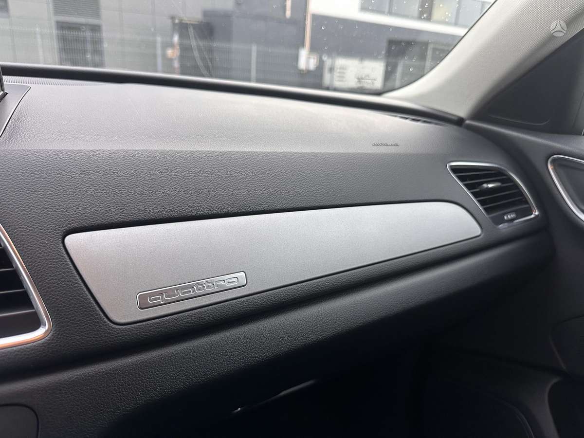 Audi Q3, 2.0 l., off-road / crossover