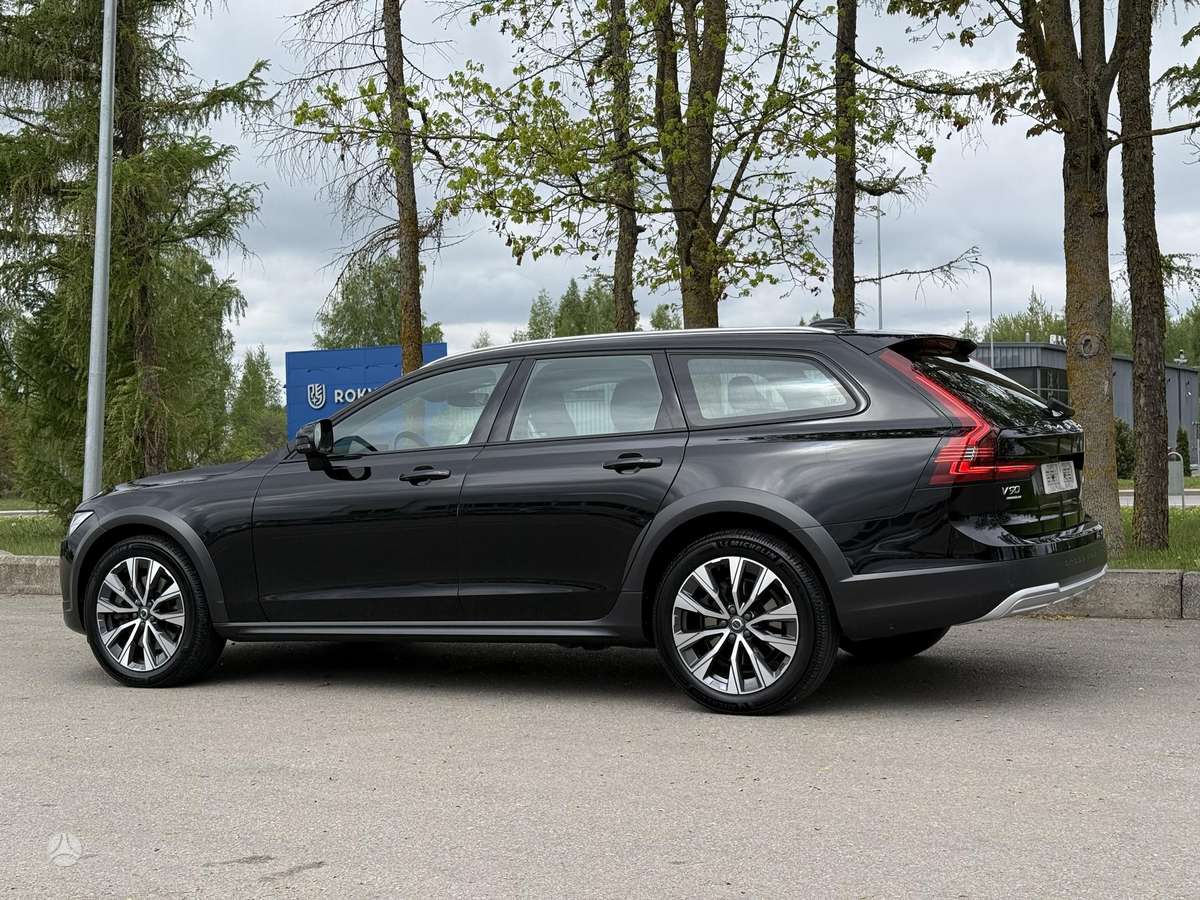 Volvo V90 Cross Country, Универсал