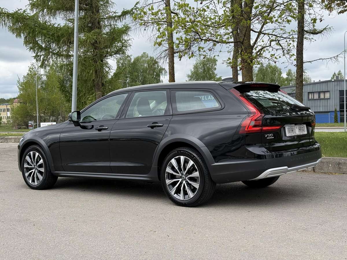 Volvo V90 Cross Country, Универсал