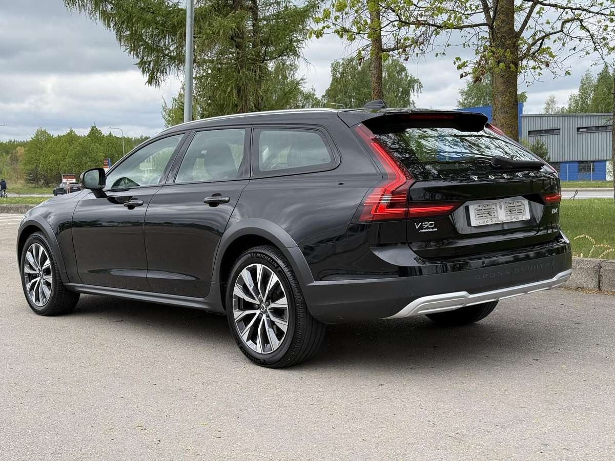 Volvo V90 Cross Country, Универсал