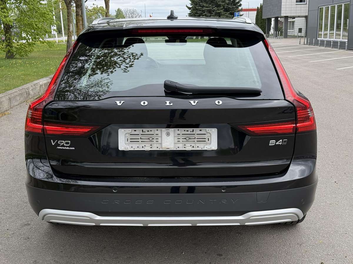 Volvo V90 Cross Country, Универсал