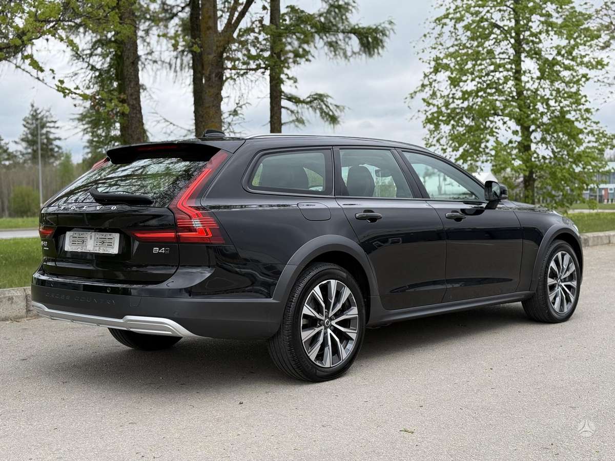 Volvo V90 Cross Country, Универсал
