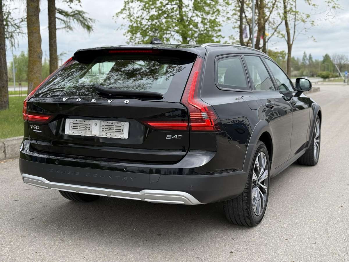 Volvo V90 Cross Country, Универсал