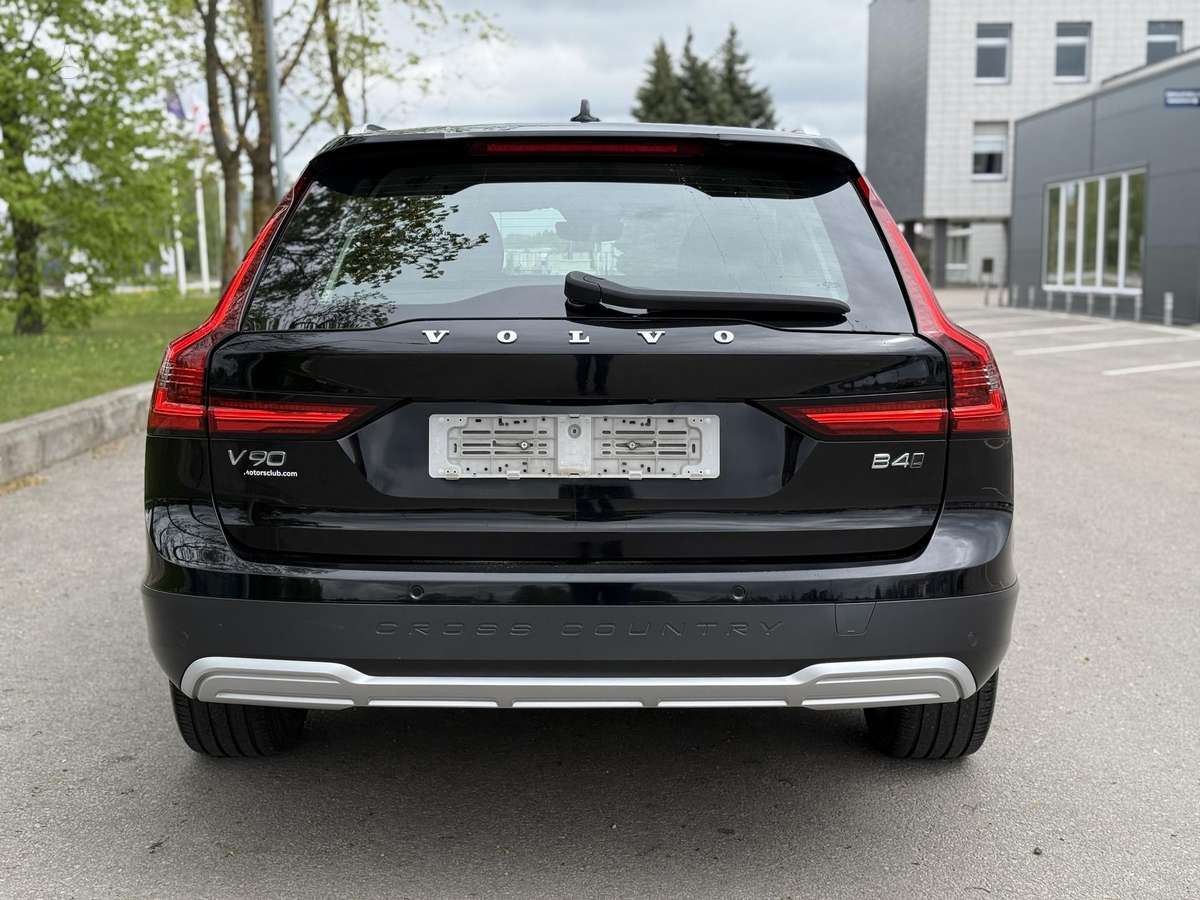 Volvo V90 Cross Country, Универсал