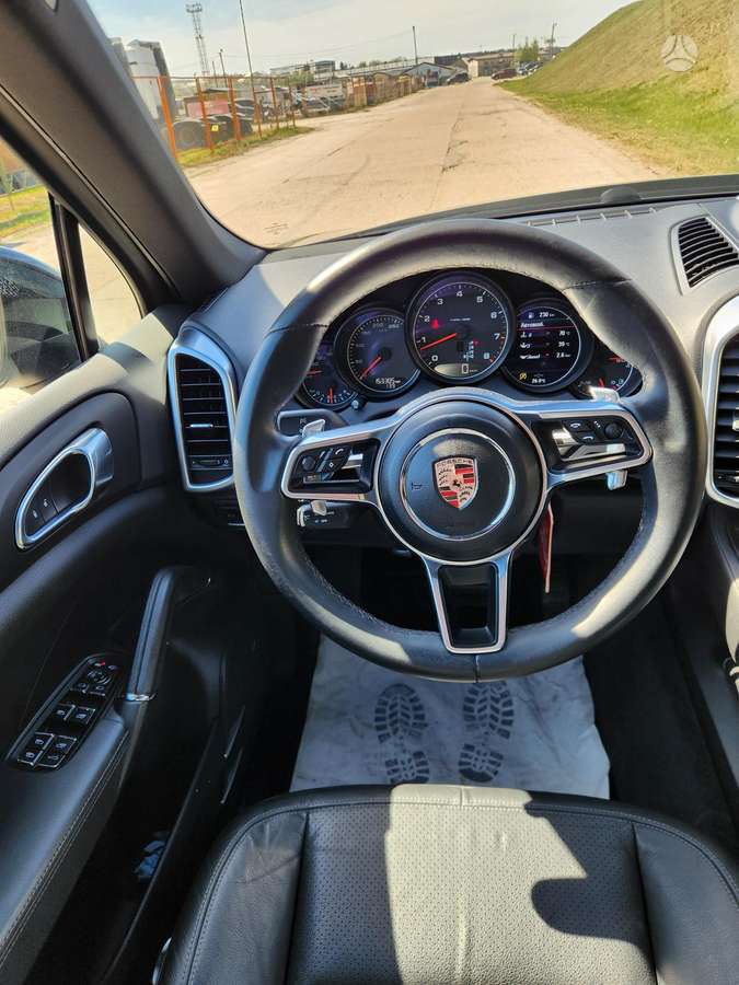 Porsche Cayenne - 8