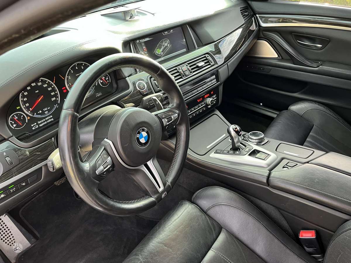 BMW M5, 4.4 l., Седан