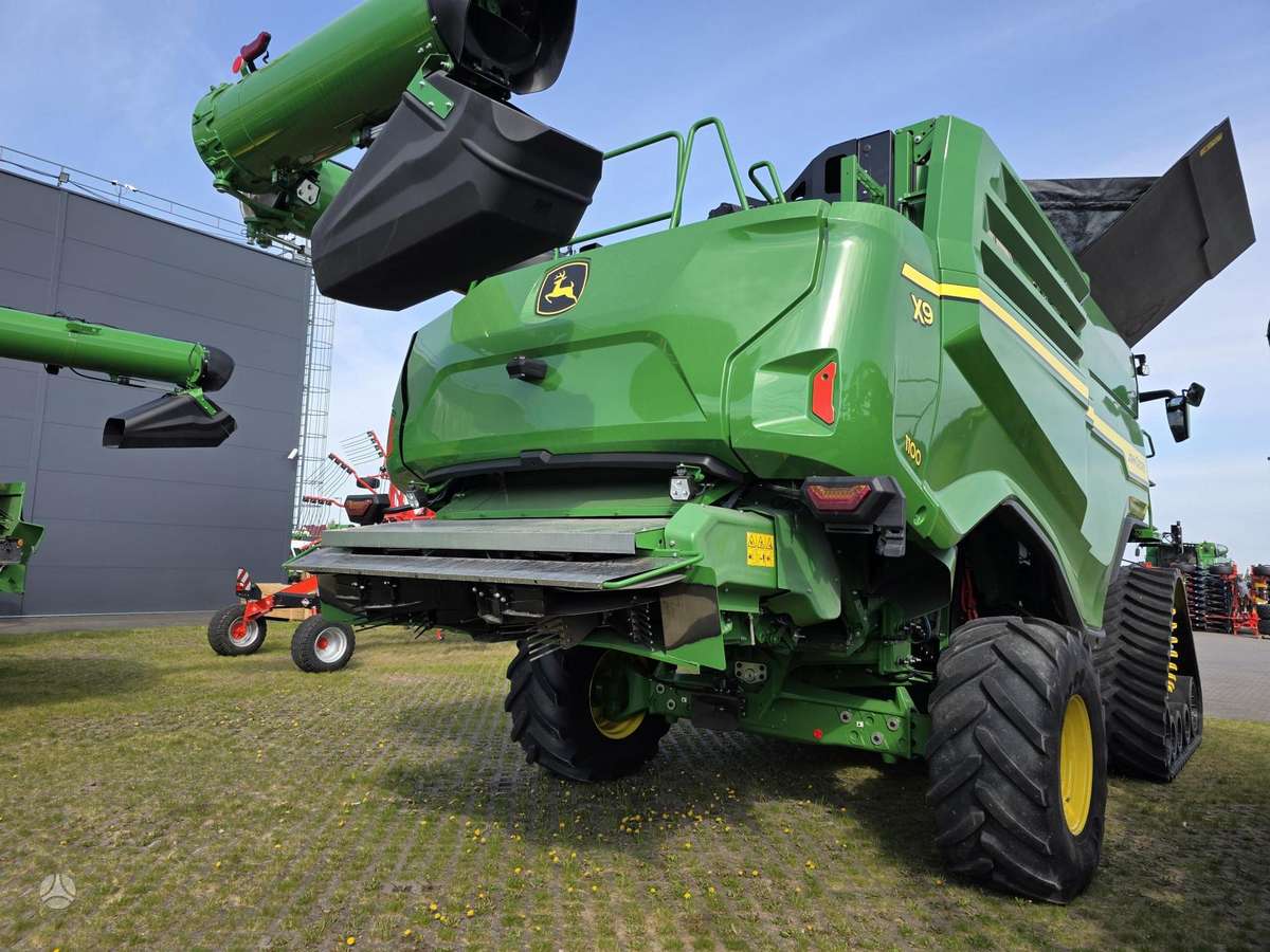 John Deere X9 1100, combine harvesters