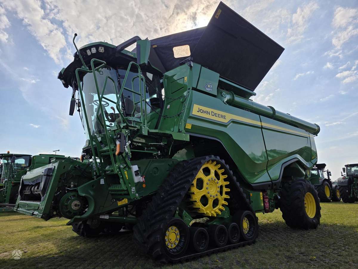 John Deere X9 1100, combine harvesters