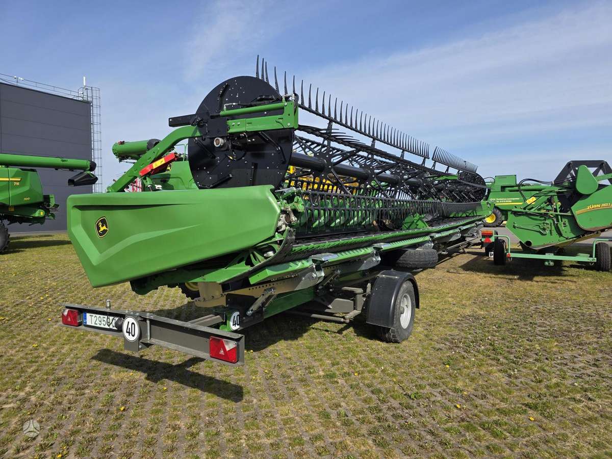John Deere X9 1100, combine harvesters