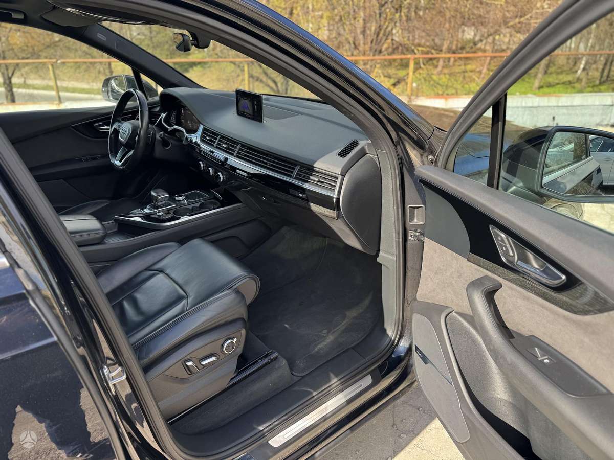 Audi Q7, 3.0 l., off-road / crossover
