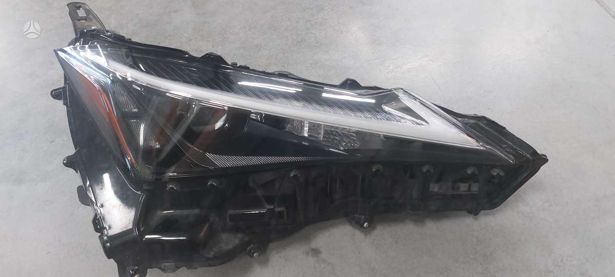 Lexus UX klasė žibintai