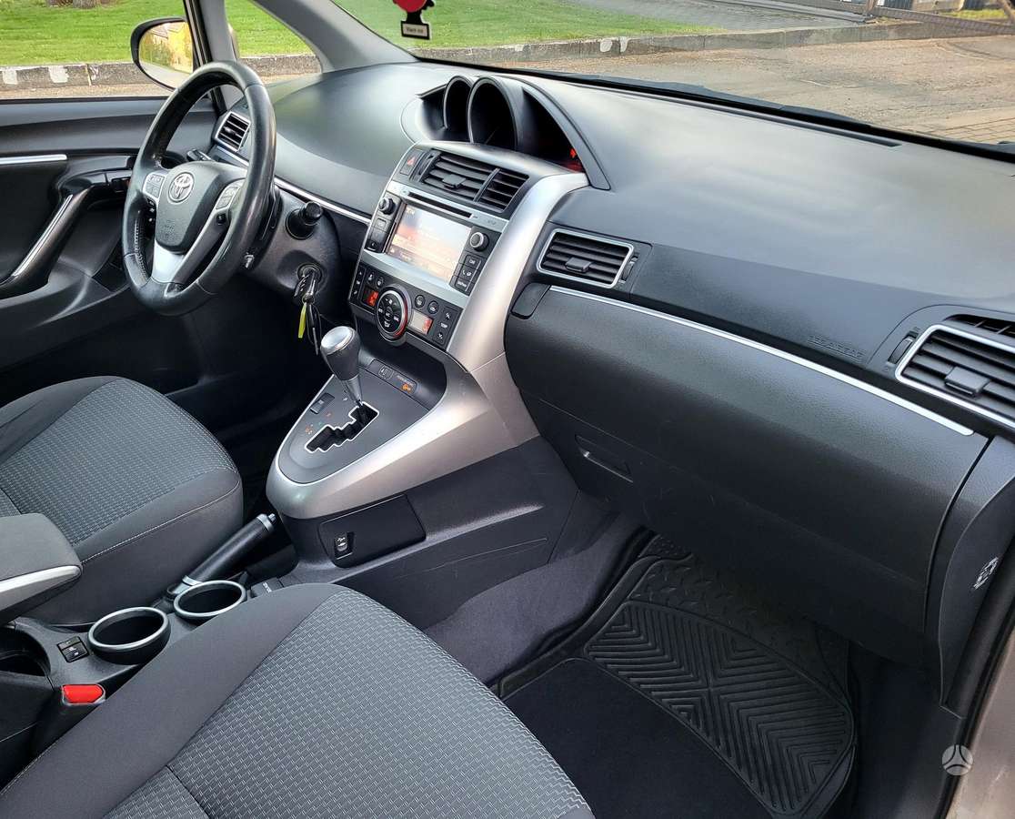 Toyota Verso, 2.2 l., Хэтчбек