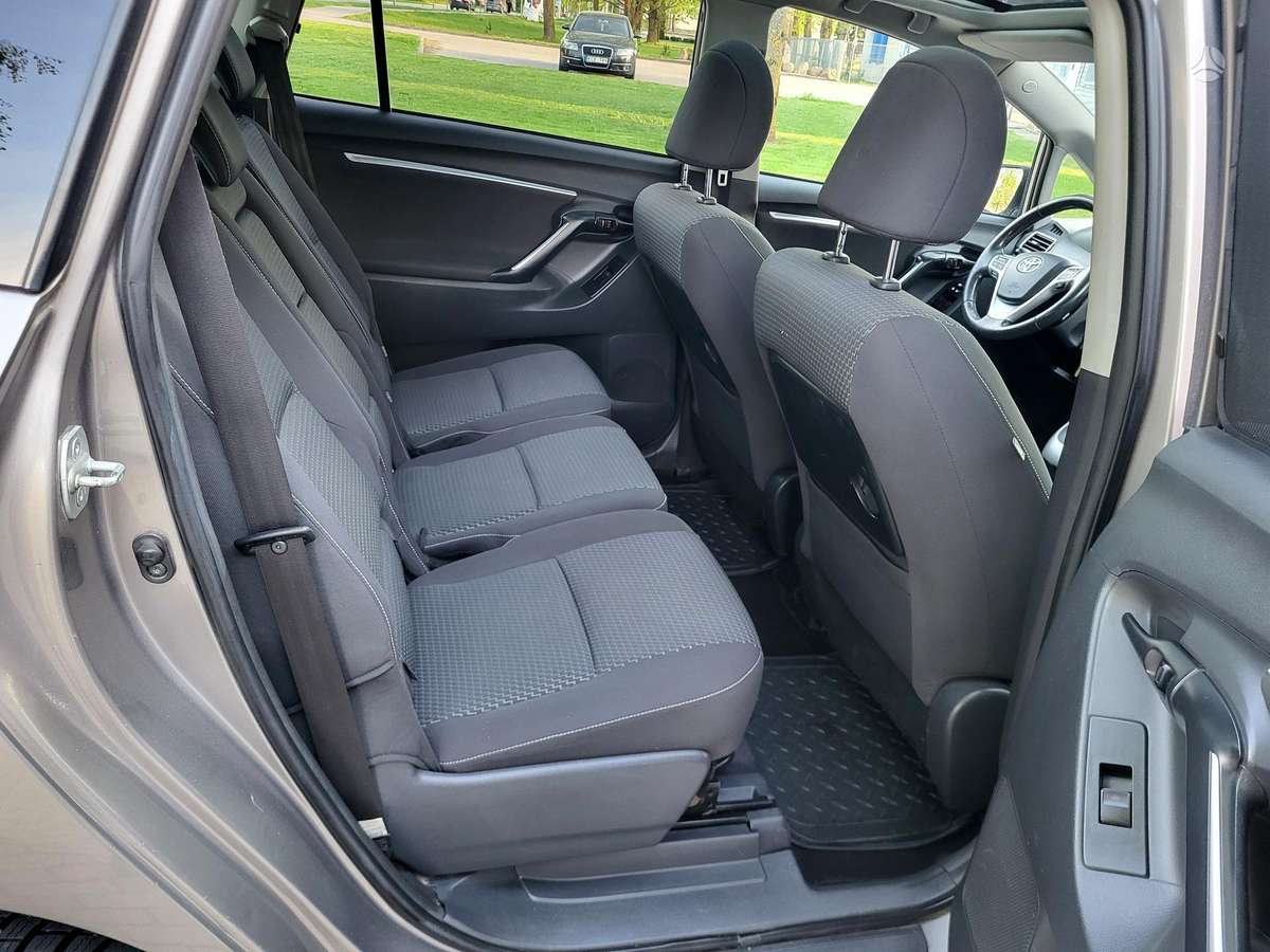 Toyota Verso, 2.2 l., Хэтчбек