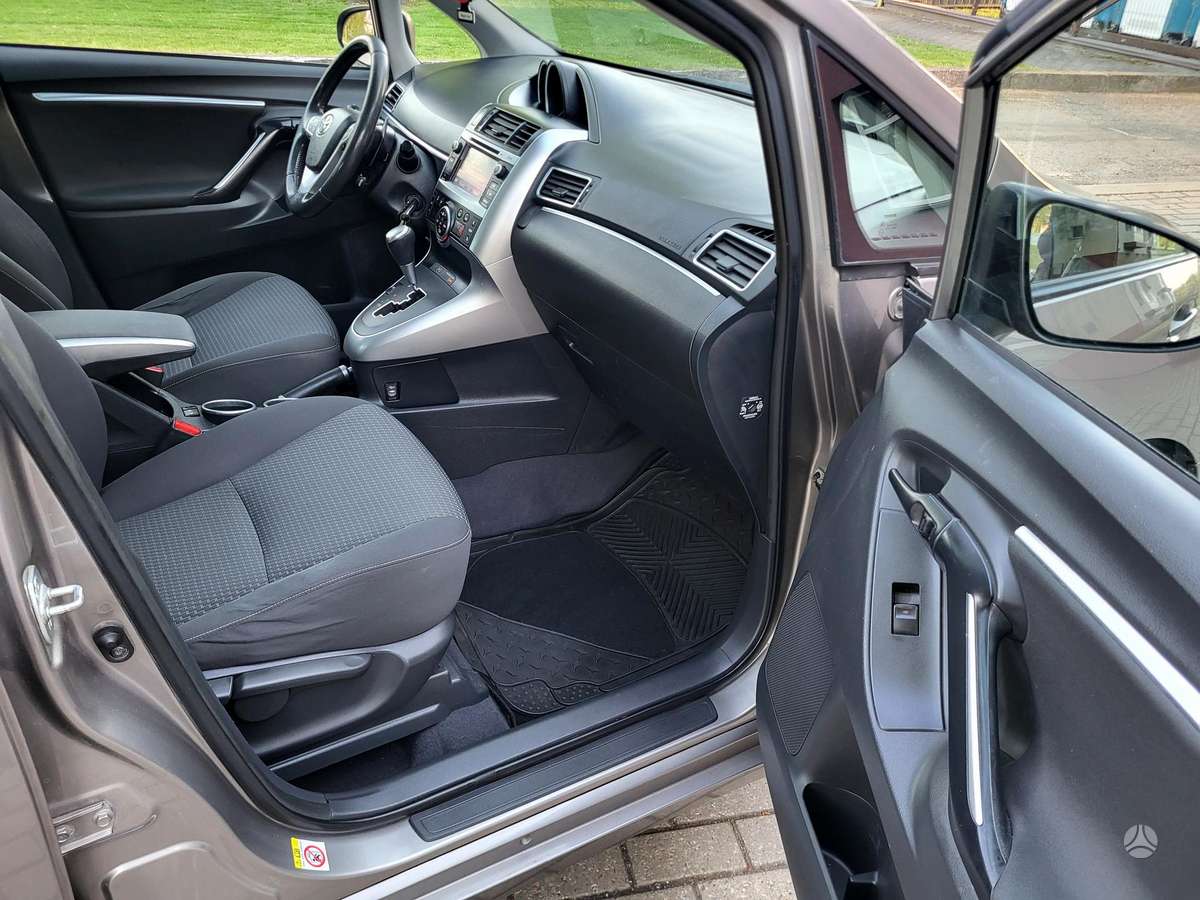 Toyota Verso, 2.2 l., Хэтчбек