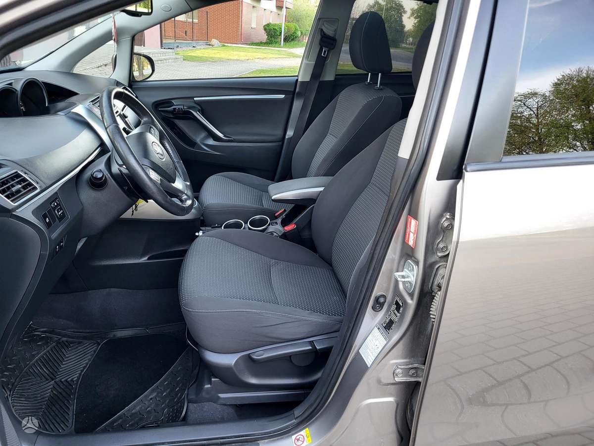 Toyota Verso, 2.2 l., hatchback